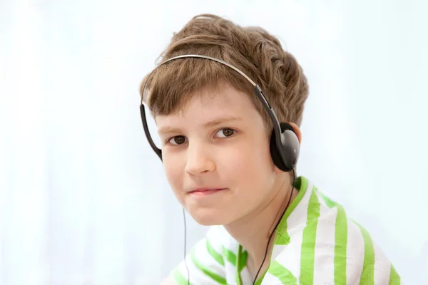 音楽を聴く若い男の子 — ストック写真
