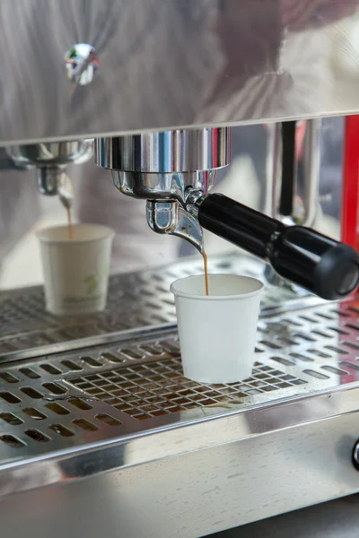 Koffiezetapparaat maken espresso — Stockfoto
