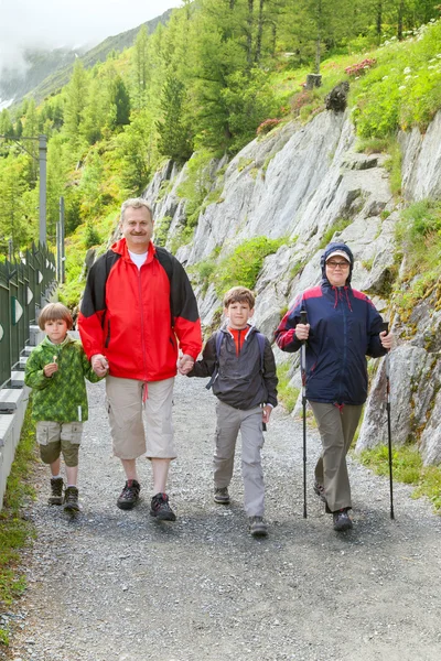 Famiglia sulla strada di montagna — Foto Stock