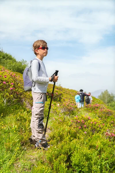 Garçon sur le sentier de montagne — Photo