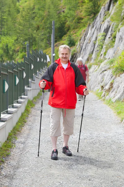 Zralý muž chodí s Poláky — Stock fotografie