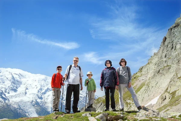 Familia contra el macizo del Mont Blanc — Foto de Stock