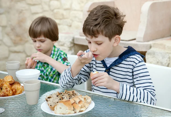 Two brothers having healthy breakfast — Stock Photo, Image