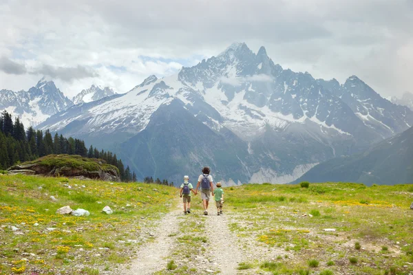 Father and two boys hike — Stock Photo, Image