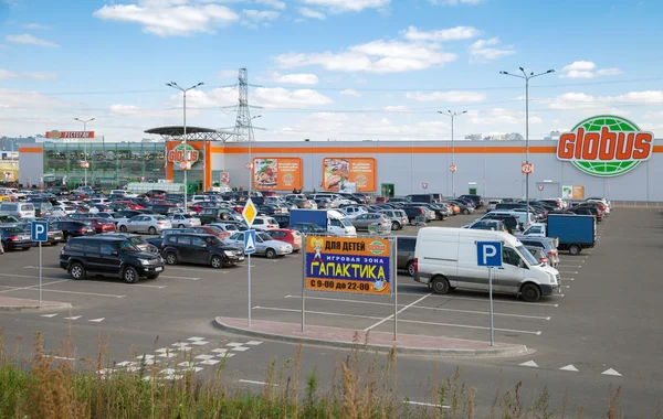 Carros contra o centro comercial GLOBUS — Fotografia de Stock