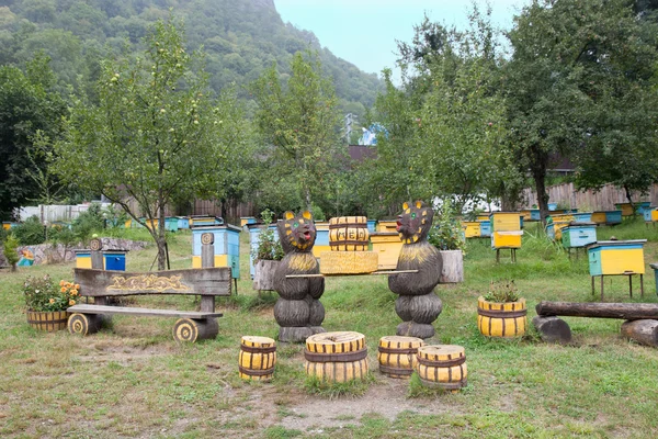 Elma ağacı bahçede arı kovanı — Stok fotoğraf