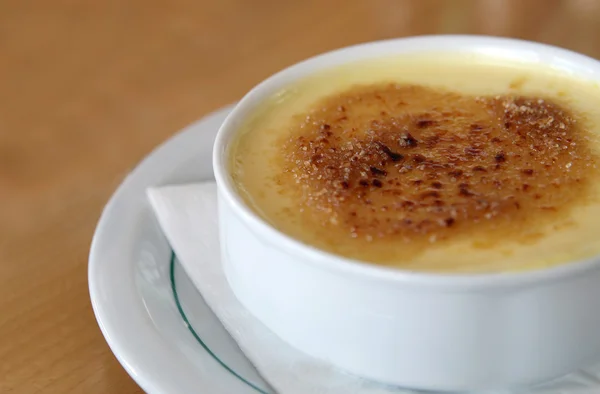 El postre francés - la crema brulee —  Fotos de Stock