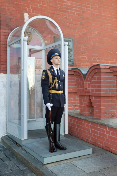 Honor guard at Troitskaya tower — Stock Photo, Image