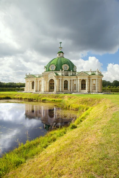 Kuskovo park mağara — Stok fotoğraf