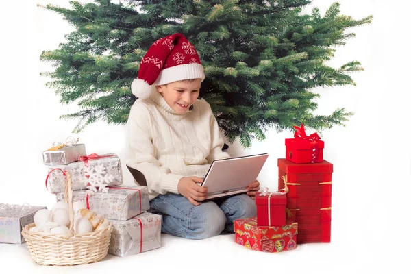 Niño con cuaderno y regalos —  Fotos de Stock