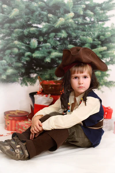 Menino pequeno com presentes de xmas — Fotografia de Stock