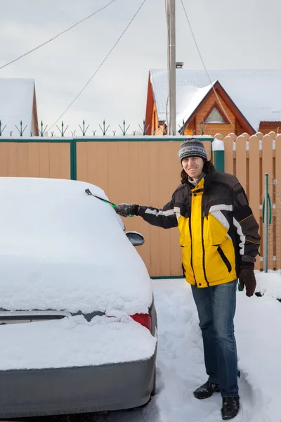 Homme nettoyage de voiture — Photo