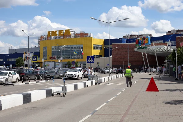 Weg in de buurt van Mega handelscentrum — Stockfoto