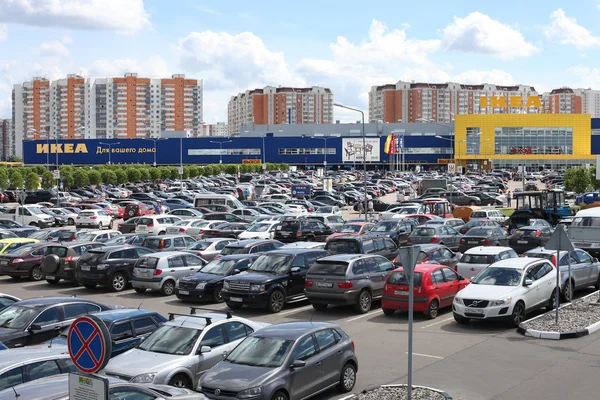 Parkplätze in der Nähe des Handelszentrums — Stockfoto