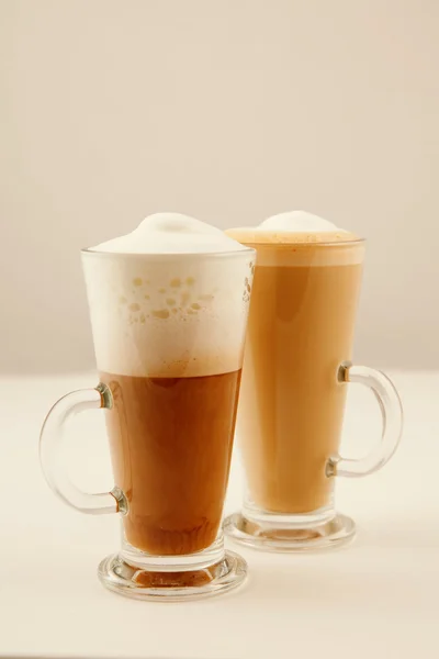 Два высоких стакана кофе латте — стоковое фото