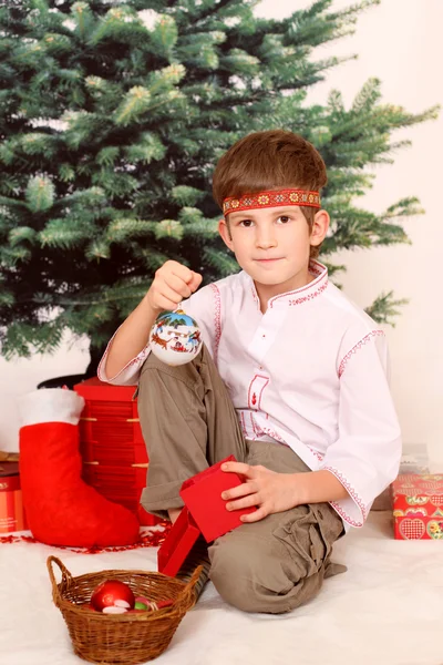 Noel hediyeleri çocukla — Stok fotoğraf