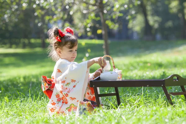 Kleines Mädchen im Kimono — Stockfoto