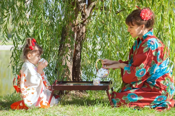 与母亲在和服女孩 — 图库照片