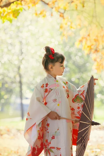 Kleines Mädchen im Kimono — Stockfoto