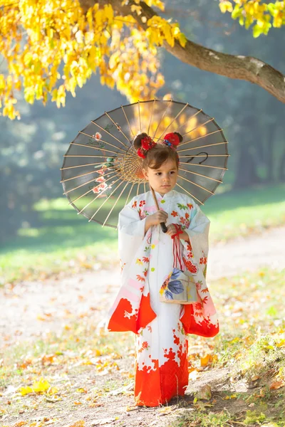 Fata în kimono — Fotografie, imagine de stoc