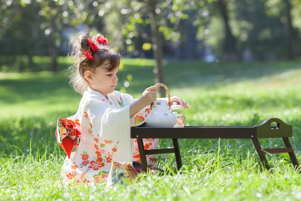 Kleines Mädchen im Kimono — Stockfoto