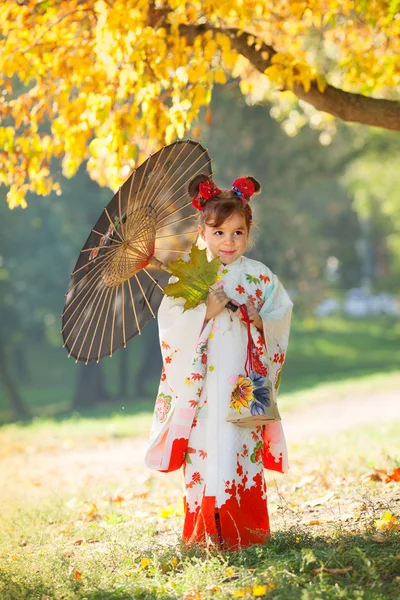 Kleines Mädchen im Kimono — Stockfoto