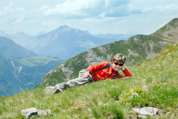 Мальчик в горах — стоковое фото