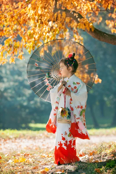 Liten flicka i kimono — Stockfoto