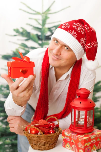 Muž v vánoční čepice — Stock fotografie