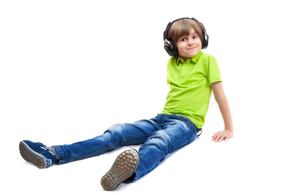 Niño usando auriculares —  Fotos de Stock