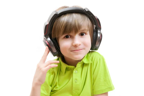 Menino usando fones de ouvido — Fotografia de Stock