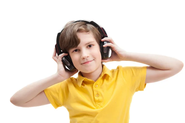 Menino usando fones de ouvido — Fotografia de Stock