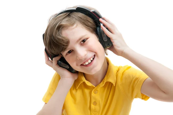 Niño usando auriculares — Foto de Stock