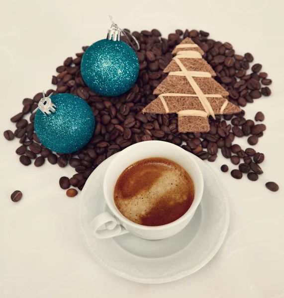 咖啡与圣诞装饰品 — 图库照片