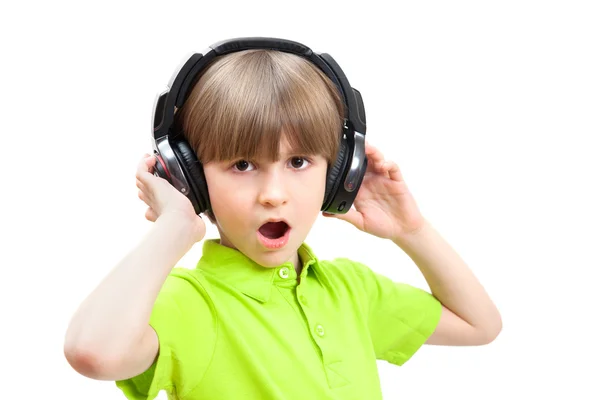 Niño usando auriculares — Foto de Stock