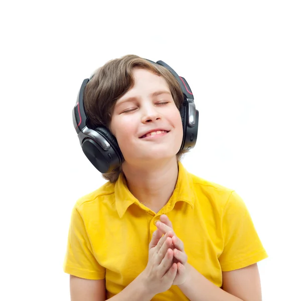 Menino usando fones de ouvido — Fotografia de Stock