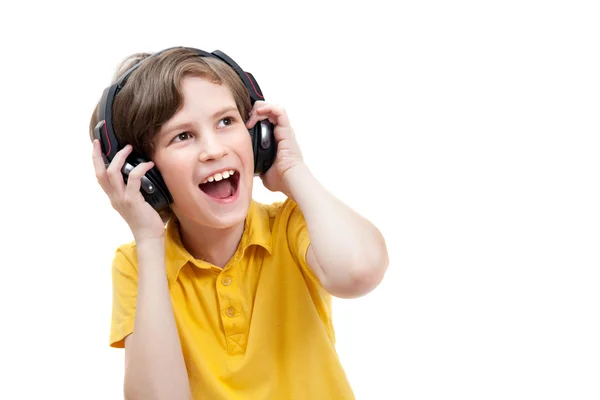 Menino usando fones de ouvido — Fotografia de Stock