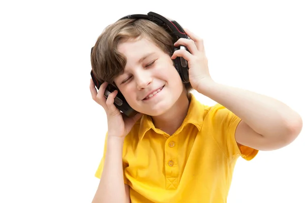 Niño usando auriculares — Foto de Stock