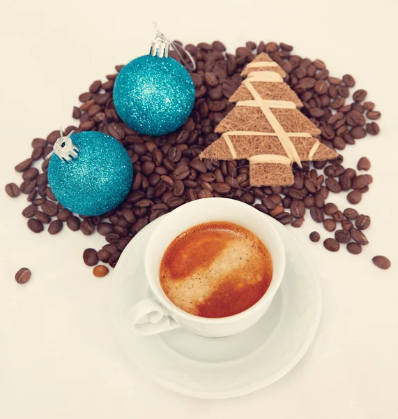 咖啡与圣诞装饰品 — 图库照片