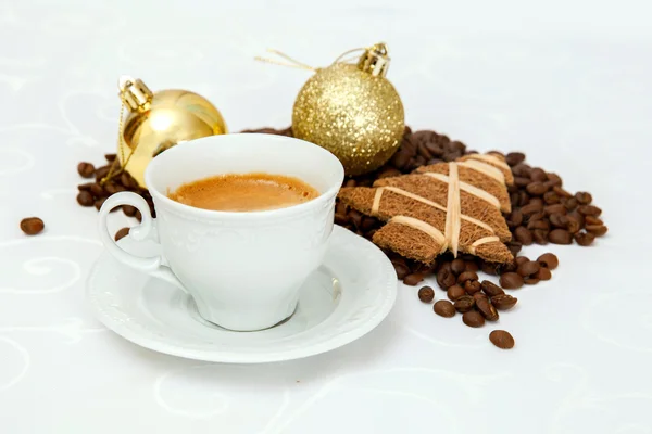Kaffee mit Weihnachtsdekoration — Stockfoto