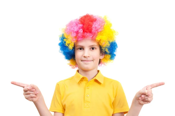 Мальчик в парике — стоковое фото
