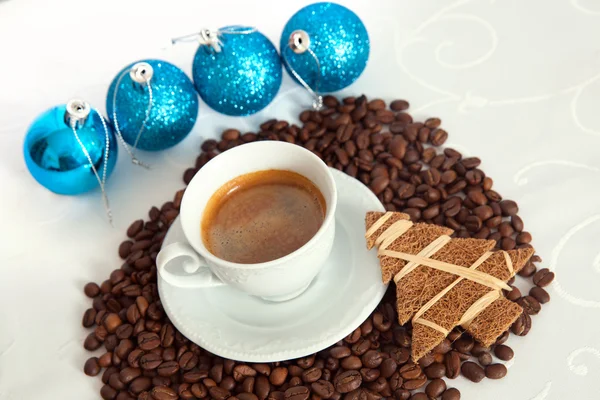 Kaffee und Weihnachtsdekoration — Stockfoto