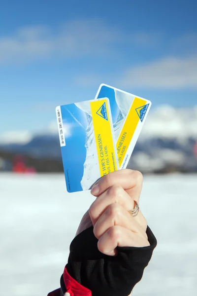 Mulher mão segura skipass — Fotografia de Stock