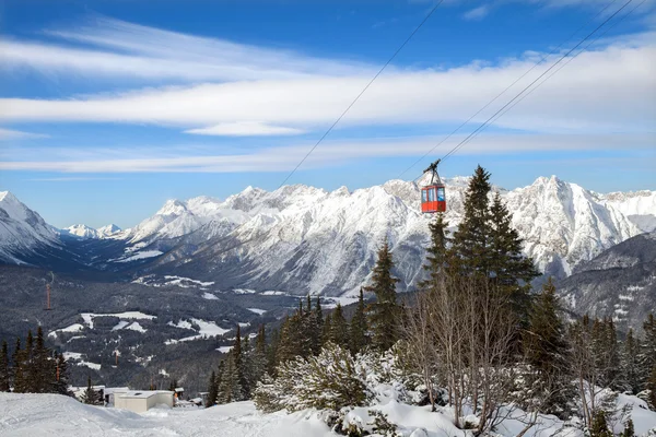 Valle delle montagne nelle Alpi — Foto Stock