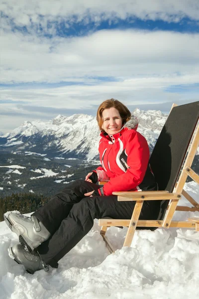 Mujer en las montañas de invierno — Foto de Stock