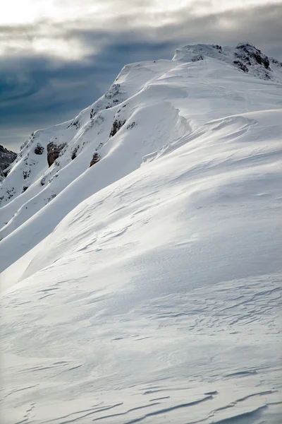 Pico de montaña cubierto de nieve — Foto de Stock