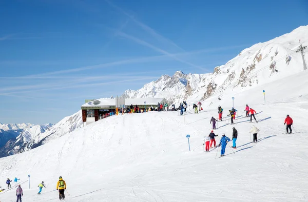 Skiers  on Ski resort St. Anton — Stock Photo, Image