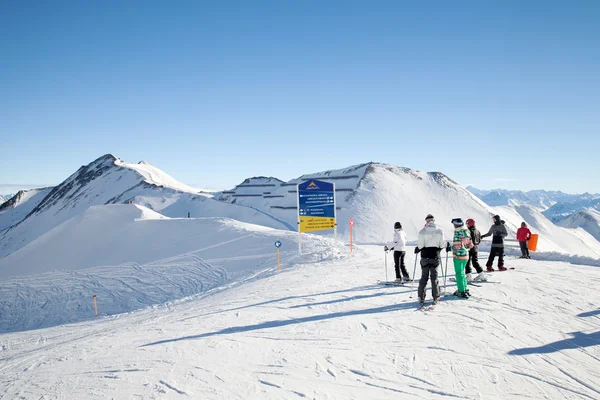 Skifahrer im Skigebiet Serfause — Stockfoto