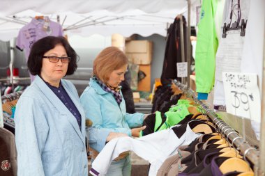 İki kadın ceket satın