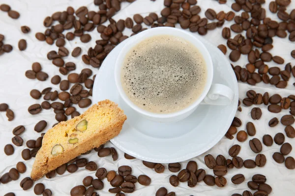 Кофе с куском печенья — стоковое фото